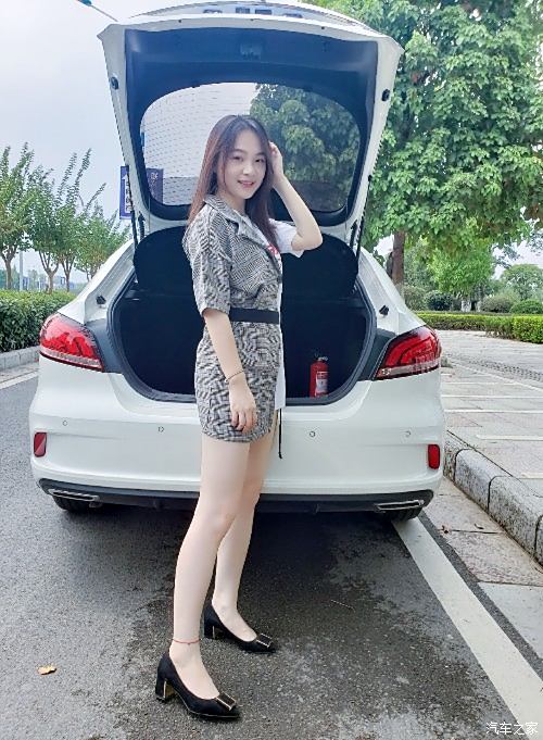 媳妇儿当车模，魅力与力量的完美展现